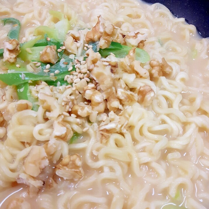 簡単(^^)袋麺アレンジwithＷナッツ＋長ネギ♪